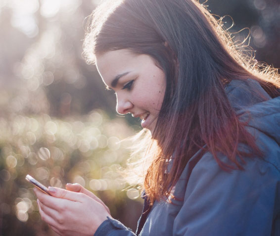 Etudiante sur téléphone